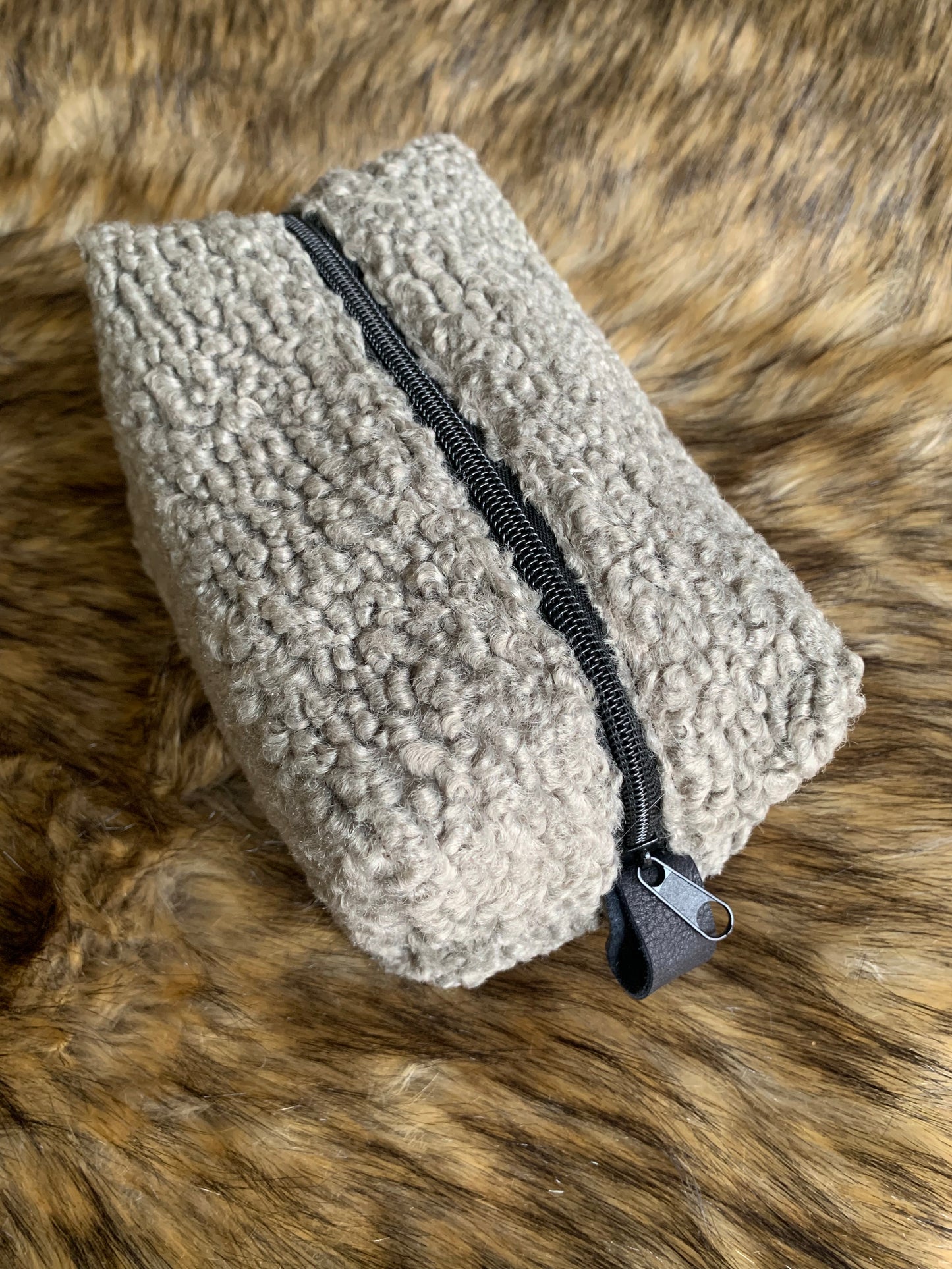 Silver Sherpa drop kit with black zipper and kid leather thumb handles. Fully lined. 8x4x4"