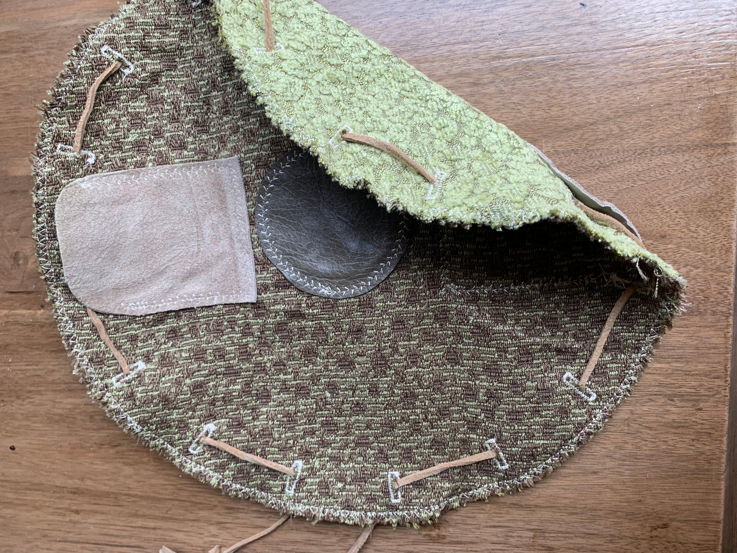 Herbal pouch is designed to discreetly store all of your herb tools for a sleek and organized solution that is perfect for discerning clients. Made with high-quality designer fabrics and premium leathers, this portable and stylish nest features a circular shape and a leather landing pad for convenience. It also includes convenient pockets for storage.
